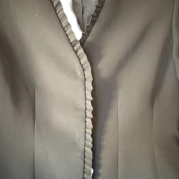 Tahari Arthur Levine women's blazer size 8P with ruffle hem/sleeve detail black - Picture 2 of 5